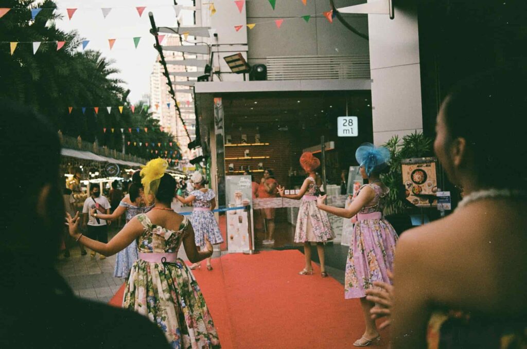 Un groupe de femmes dansent une tahiti danse