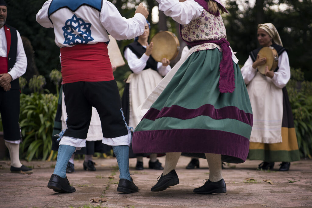 Un couple danse une danse kurde