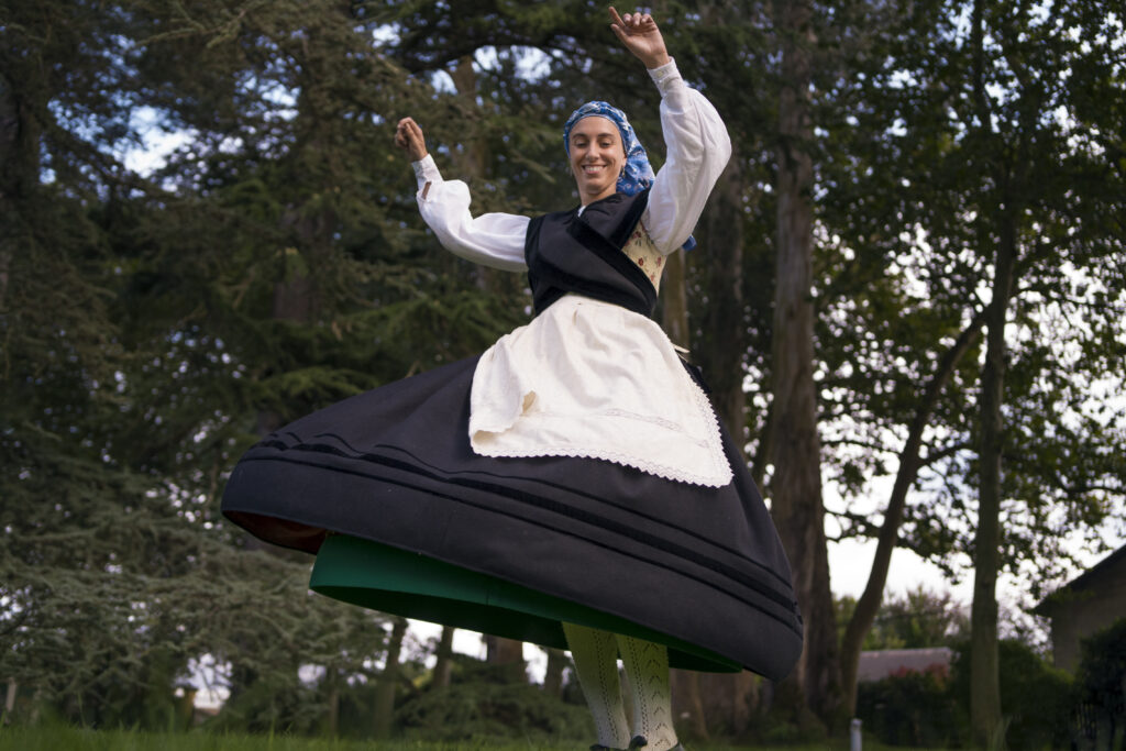 Une femme pratique une danse kurde