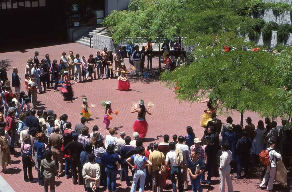 Des femmes pratiquent une danse hawaienne devant un public