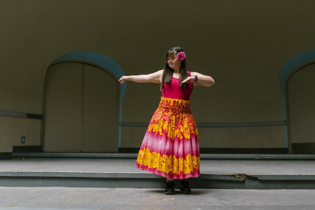 Une femme danse une danse hawaienne