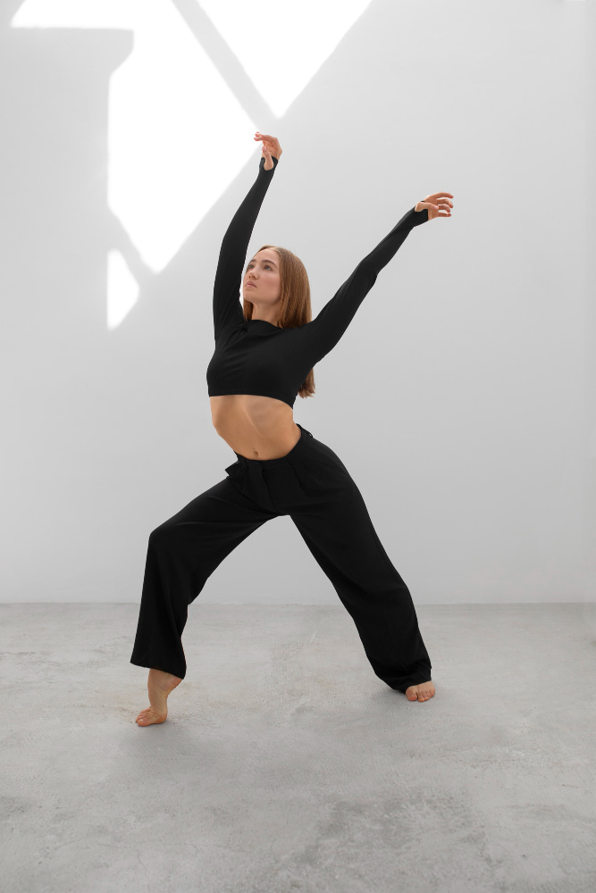 Une femme fait des mouvements de danse extatique