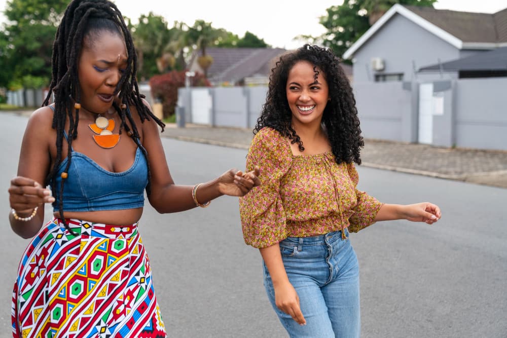 Deux femmes dansent la dancehall dans la rue