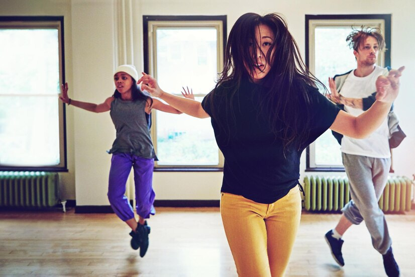 Un groupe de personnes pratique la danse house