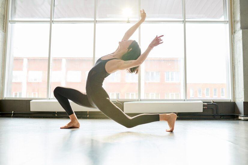 Une femme pratique la danse extatique