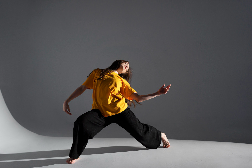 Une femme s'entraîne à la danse waacking