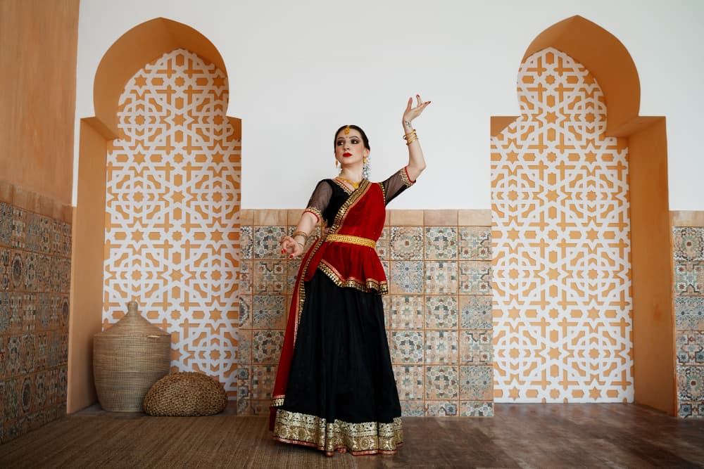 Une femme danse la danse bollywood