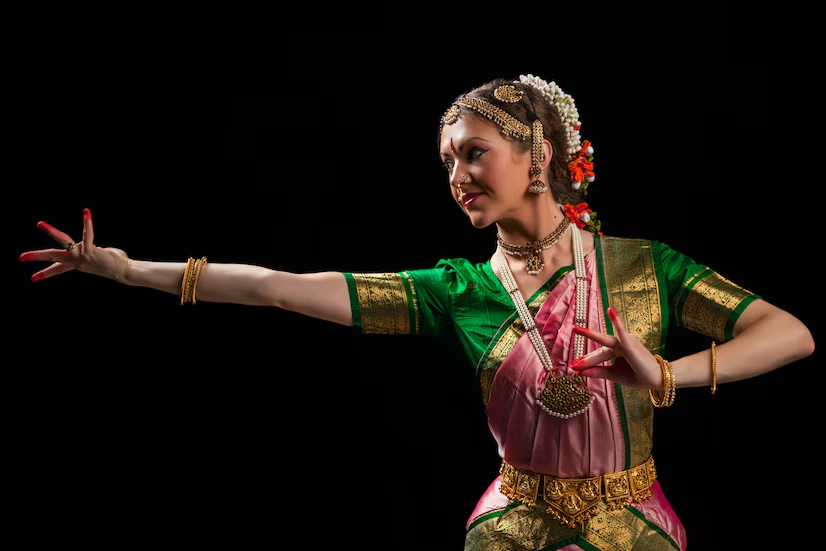 Une femme pratique la danse bollywood