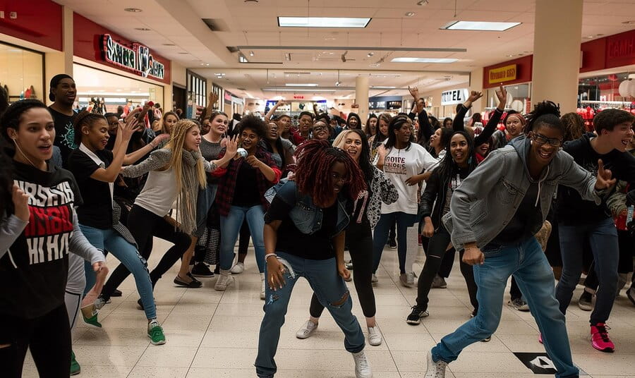 Des personnes font une chorégraphie flash mob