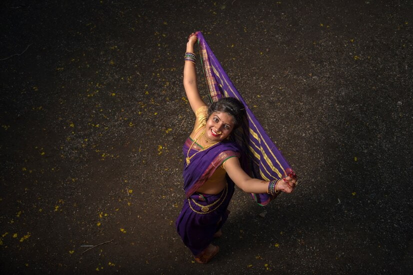 Une femme fait des mouvements de danse bollywood