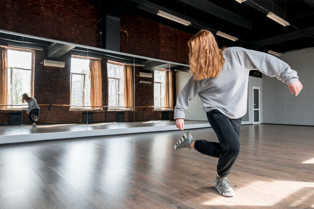 Une femme pratique du step dance