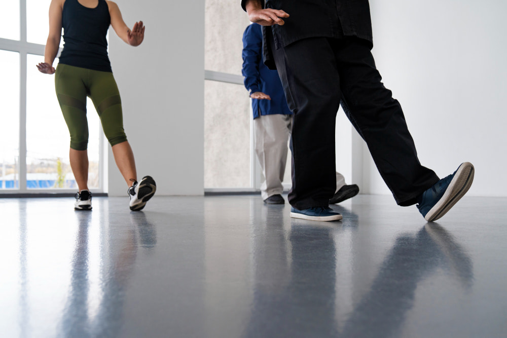 Un groupe de personnes fait du step dance