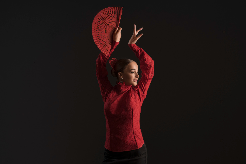 Une femme danse la danse de l'éventail