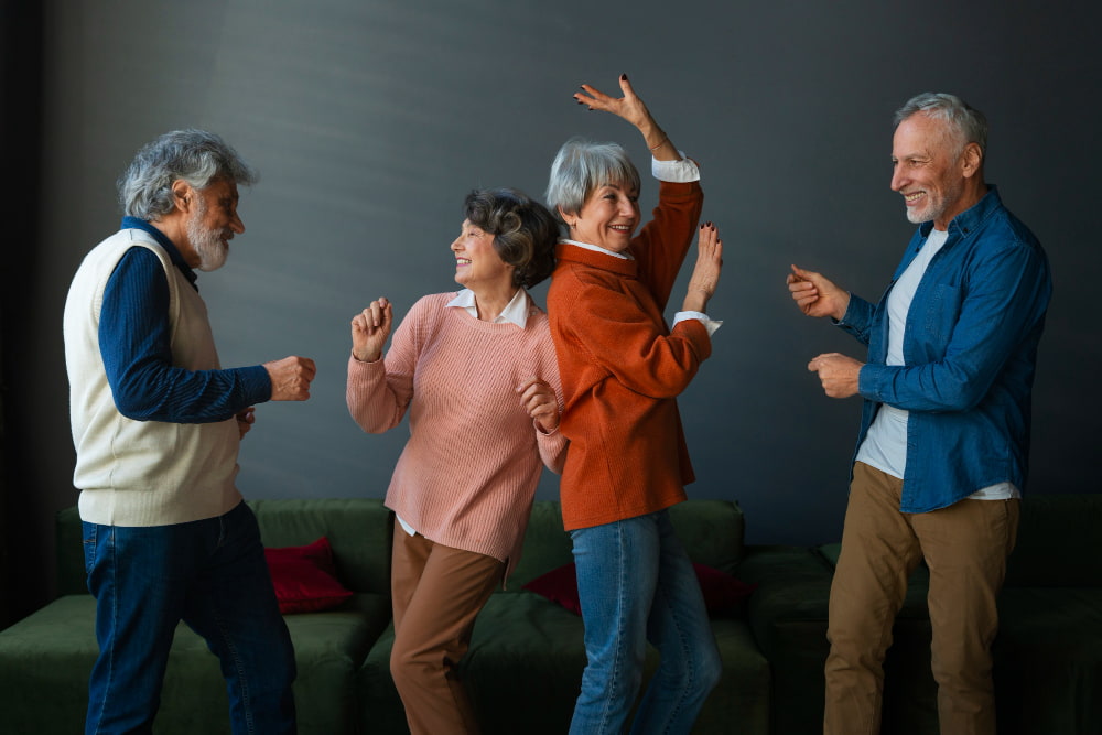 Danse pour seniors : un groupe de personnes âgées danse