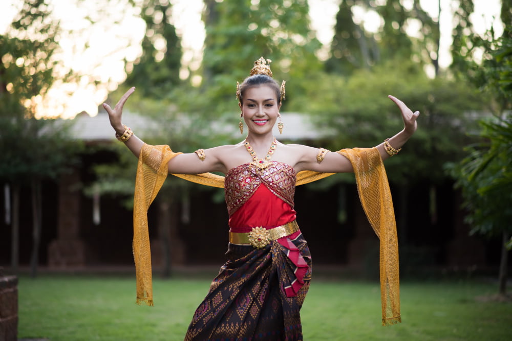 Une femme pratique la danse balinaise