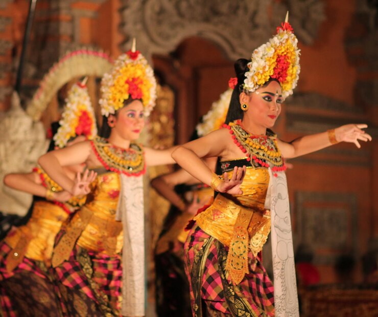 Des femmes font de la danse balinaise