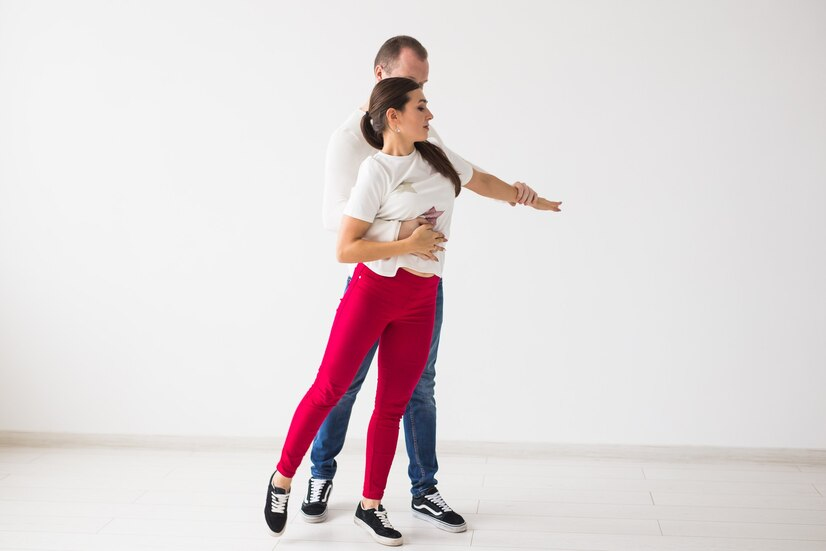 Un couple danse le step dance