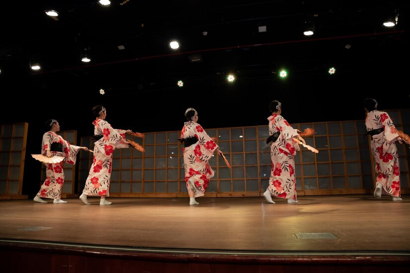 Des danseurs font une danse buto