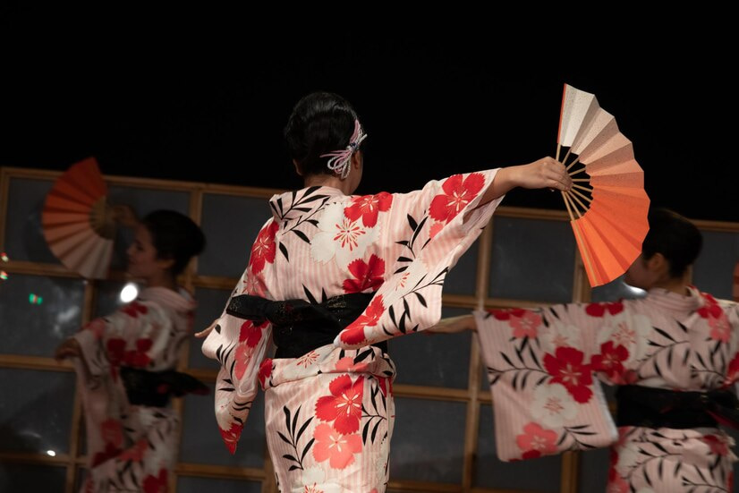 Un groupe de danseuse fait de la danse buto