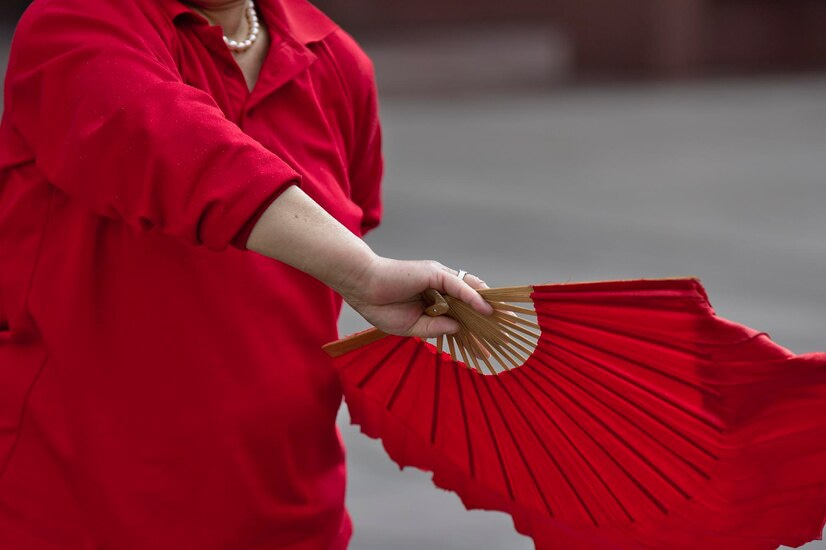 Une femme pratique la danse de l'éventail