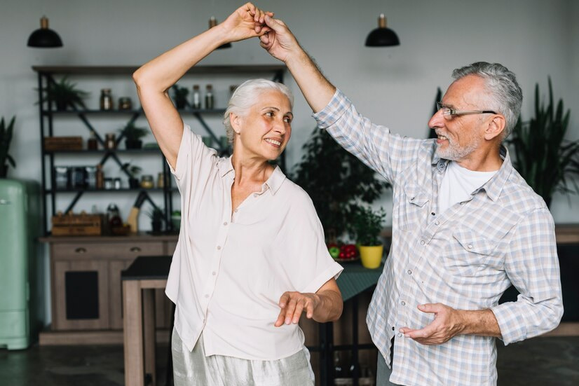 Danse pour seniors : des personnes âgées dansent