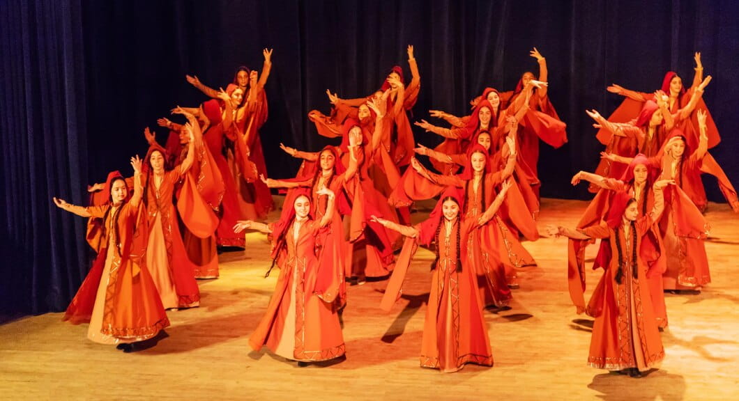 Un groupe danse la danse buto