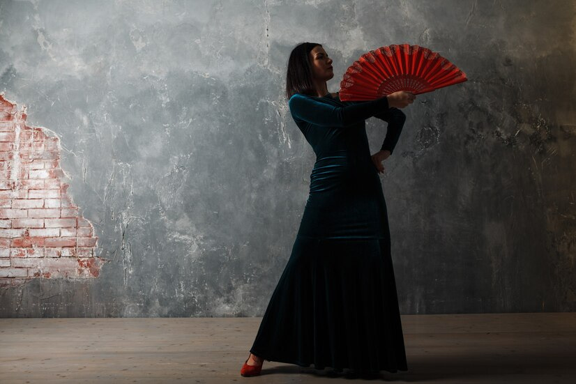 Une femme réalise la danse de l'éventail