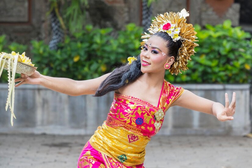 Une femme fait de la danse balinaise